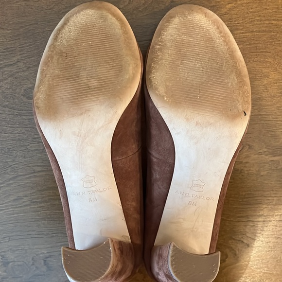 Brown suede Ann Taylor pumps. Chunky heel round toe - Picture 3 of 6
